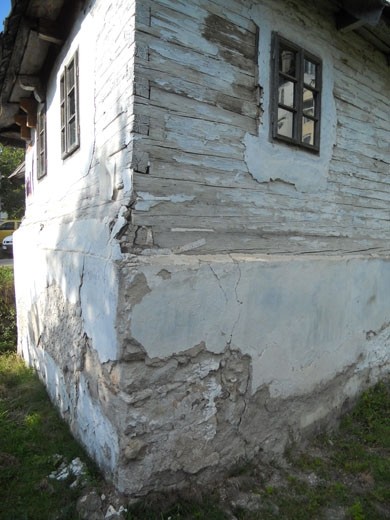 When I visited last year Rosia Montana, I felt as if I won a trip 150 years back in time. All the houses are made of timber, stone and covered by limestone. I guess you could imagine a city dressed in a white wedding dress. Maybe except for a few houses that were left to ruin, deserted or bought by the Canadian mining company. Amongst the supporters of the Save Rosia Montana campaign, is an architectural organization that proudly restores these houses in the old fashion way: with timber, mud and limestone, all with the help of private people and with the effort of volunteers. 