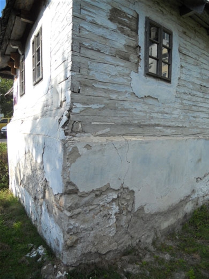 When I visited last year Rosia Montana, I felt as if I won a trip 150 years back in time. All the houses are made of timber, stone and covered by limestone. I guess you could imagine a city dressed in a white wedding dress. Maybe except for a few houses that were left to ruin, deserted or bought by the Canadian mining company. Amongst the supporters of the Save Rosia Montana campaign, is an architectural organization that proudly restores these houses in the old fashion way: with timber, mud and limestone, all with the help of private people and with the effort of volunteers. 
