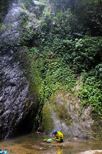Food in Pho Kham was simple fare. Endless sticky rice, fresh greens, mushrooms from the jungle and when someone has a hankering for fresh meat, the kids are sent down to the river to hunt frogs. A few weeks before I arrived, a water buffalo drowned herself in a water-way and the whole village turned out to pull her out, butcher her and the meat was shared amongst all the families. 