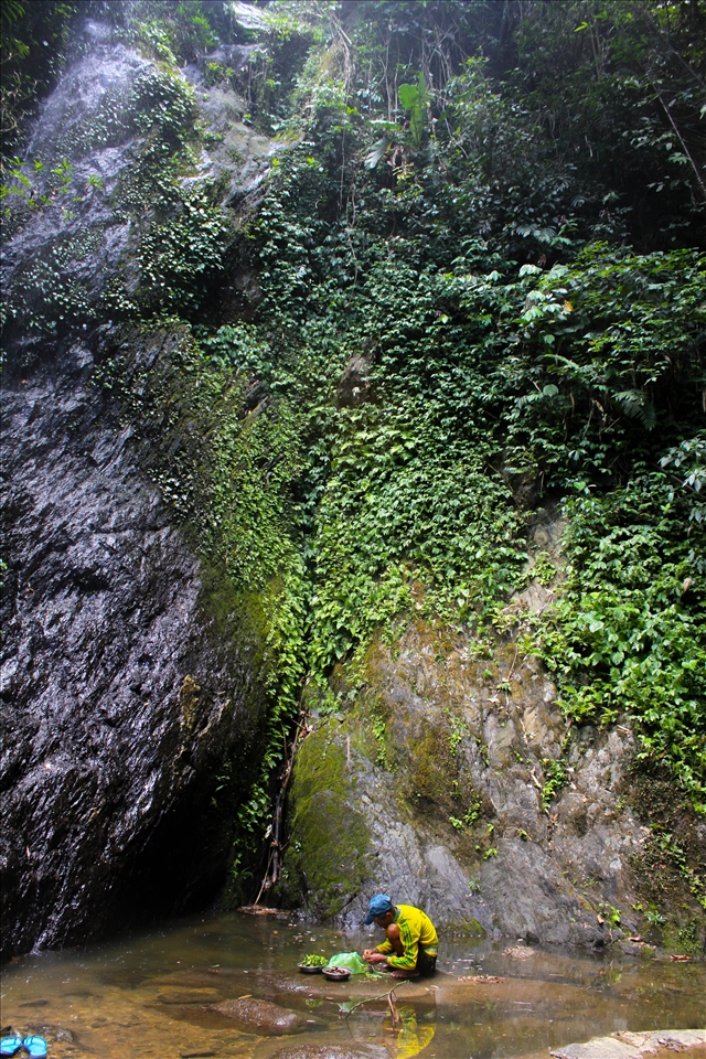 Food in Pho Kham was simple fare. Endless sticky rice, fresh greens, mushrooms from the jungle and when someone has a hankering for fresh meat, the kids are sent down to the river to hunt frogs. A few weeks before I arrived, a water buffalo drowned herself in a water-way and the whole village turned out to pull her out, butcher her and the meat was shared amongst all the families. 