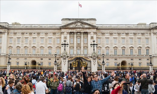 Buckingham Palace: Photobombed by a random couple