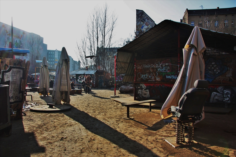 It's so still. Kunsthalle harbours life. History of unrest lingers onlyslightly.