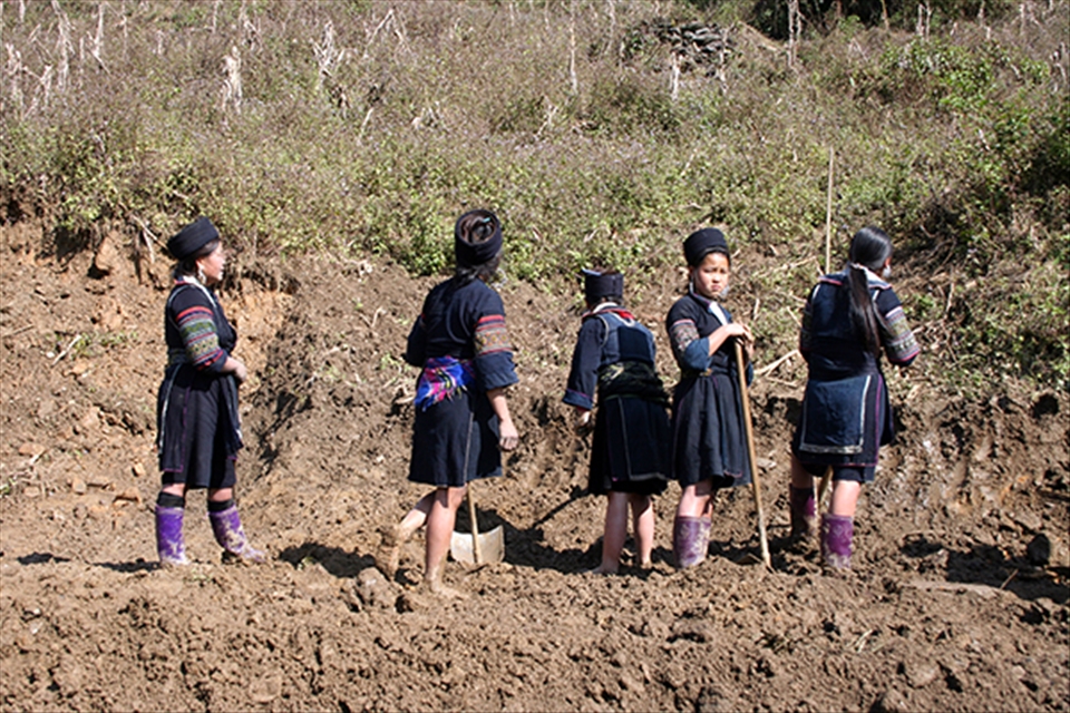 05-The remoteness doesn´t only preserve their culture. It´s also endangered therefore, as for Hmong women it is very difficult to find a man to marry in this scarcity of population.