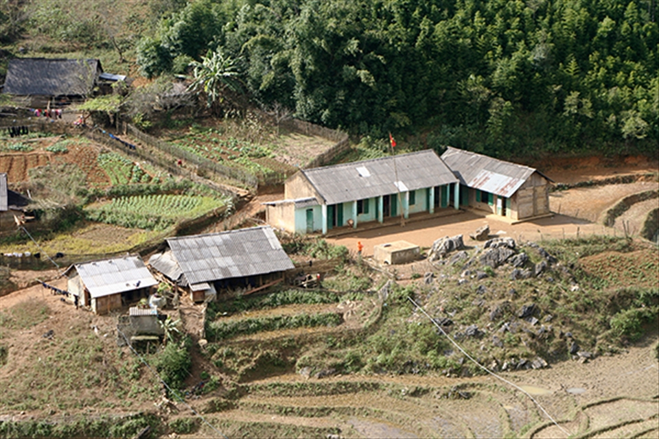 03-A school and gardens in a Hmong village. Today there´s peace but as Hmong people are proud to have their own culture, different to the vietnamese culture, they are tolerated by the vietnamese government but only to a certain point: in 2014 at least 8 Hmong were arrested as they protested for freedom of religion and belief because of a  government  campaign forcing the ethnic minority group to return to older funeral practices.