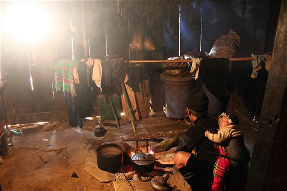 02-Next room, her mother is cooking food with Cuas younger sister Kiab on her back. The Hmong have quite a history. In the 60ies and 70ies the CIA recruited thousands of Hmong people in the neighboring country Laos to fight against invading military forces from Northern Vietnam and the communist, known as the Secret War, during the Vietnam War and the Laotian Civil War. 