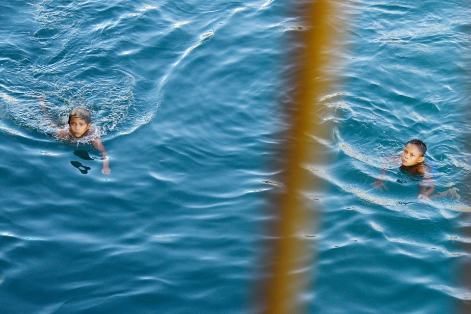 Basilan is not a rich province of the Philippines and poverty is rampant. Due to this, even children dive and swim to help their families earn something for their everyday lives.