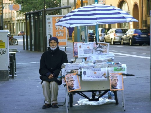 The story seller. Passive spectator, judging the early morning street show...The Marathon started early, crossing a big part of Frankfurt city. Different people tell-talers in their own way.