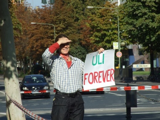 The active supporters , waiting happy for the winner. 