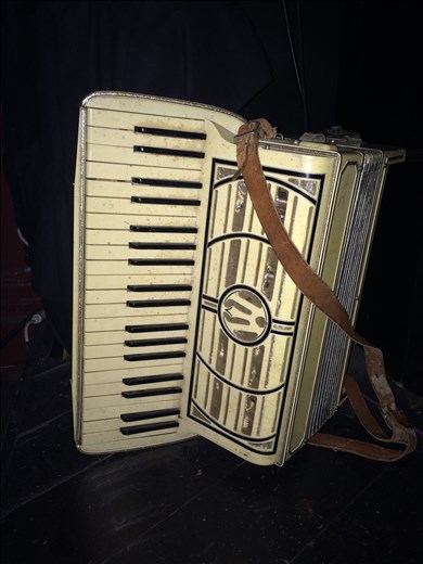 Accordian at Largo. Neil Finn played this during an aftershow on April 12, 2015