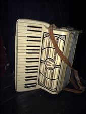 Accordian at Largo. Neil Finn played this during an aftershow on April 12, 2015: by lhartjen, Views[748]