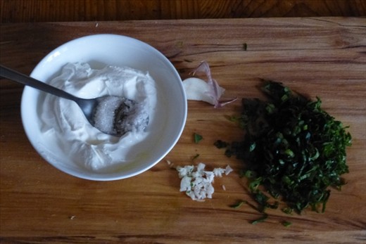 prepare sour cream with garlic and parsley and mint