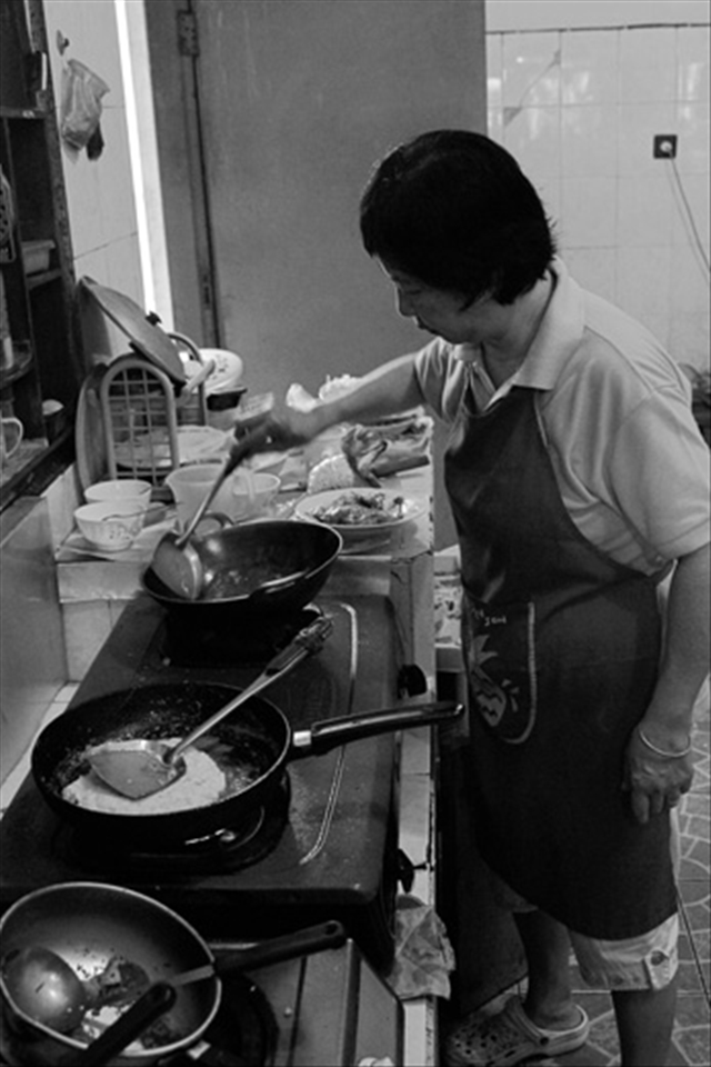 My Mom is juggling with her pans. She likes it that way. 