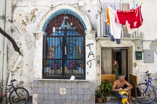 Everyday life and faith, Gaeta. Faith is deeply involved in everyday life in southern Italy. Every alley has its hollow with a saint statue or a sacred image. Houses are always opened to friends and often people do housework on the threshold.