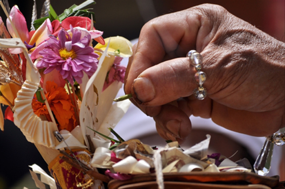 A Pedanda wrote a mantra & identitiy on cleansing ceremony for the deceased