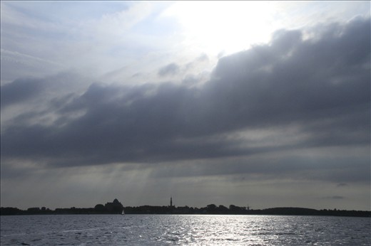 In my life I have spent hours and hours staring at the water of this lake, Het Veerse meer. I love how the play of the sun and the clouds constantly changes the view. 