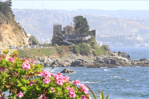 With such a view and nearby the city Viña, this would be my dream house. Especially with those beautiful pink flowers in the backyard. 