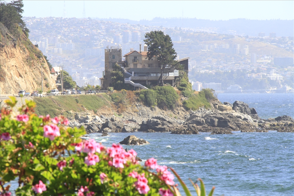 With such a view and nearby the city Viña, this would be my dream house. Especially with those beautiful pink flowers in the backyard. 