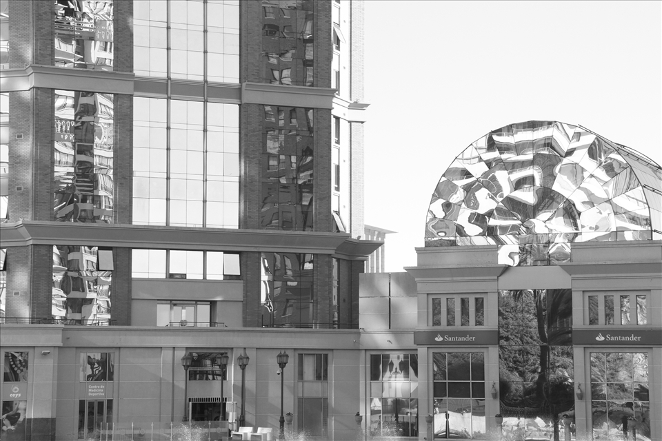The other side of Viña. More people, movement and high buildings. The combination of shiny materials and the sunlight provide interesting pictures. 