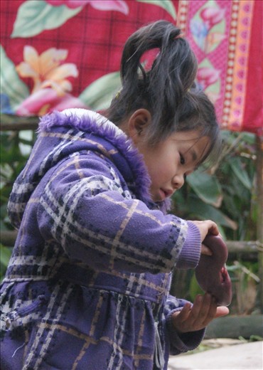 One kidney is thrown into the dinner's stew, the other is given to Mei Mei to play with. 