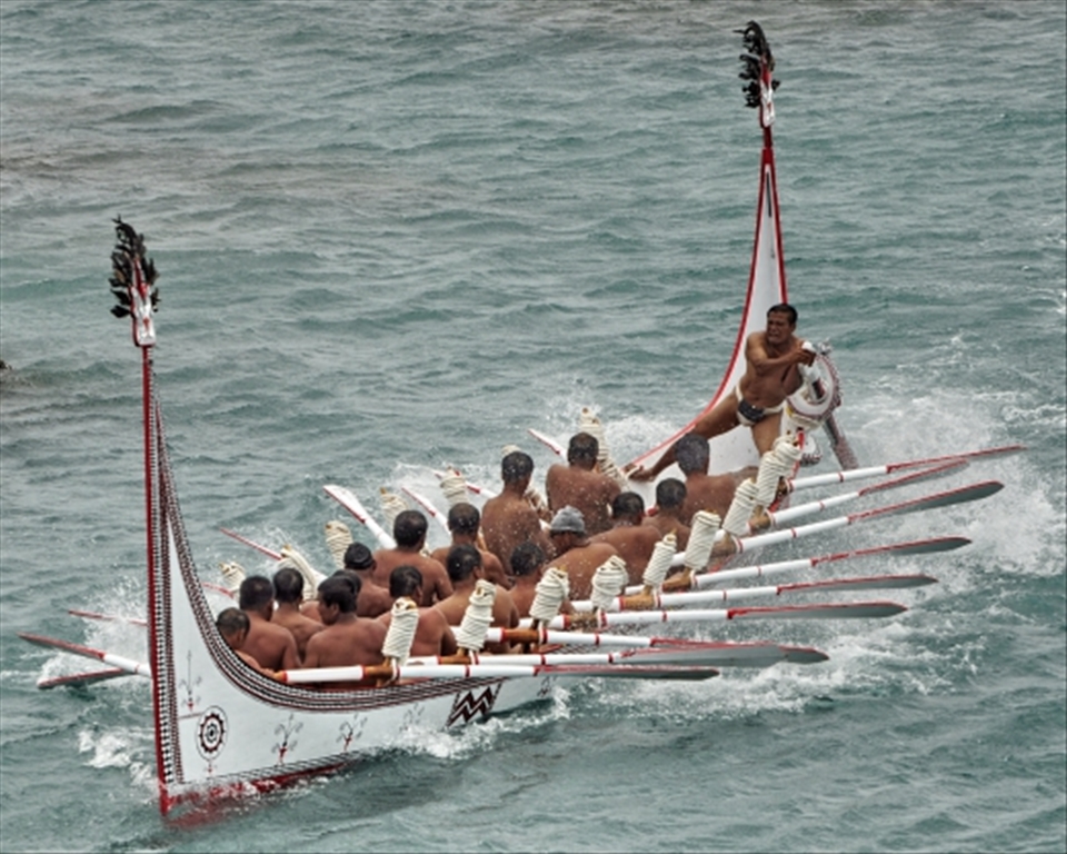 This particularly large Ping-Ban-Zhou (Si Mangavang 拜訪號) was built by the Tao of Orchid Island, not for fishing, but as an important gift to the mainland. Although build using all the traditional methods, it exceeds the largest traditional boats designed to seat a maximum of 10 men. 

This is its maiden voyage and later it will be used to deliver a message of good luck to the rest of Taiwan, but more importantly to remind us of the tenant: 