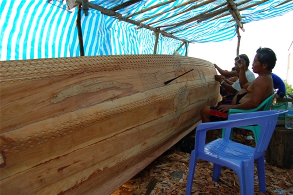 Each Ping-Ban-Zhou (拼板舟) is either an individual or family boat and will be made from 21 or 27 pieces of different woods to ensure strength and durability. Without heavy tools or equipment male family members go into the forest and select the right woods.  For example, the center keel section of the Ping-Ban-Zhou requires a particularly hard wood to resist the wear of the island's coral reefs. Great pride is taken by an entire family working together to construct their Ping-Ban-Zhou. Each Ping-Ban-Zhou is carefully carved and painted elaborately with meaningful designs and symbols.
The launching of a new Ping-Ban-Zhou is proceeded by a ceremony that includes taro grown by the female family members. The entire Ping-Ban-Zhou is covered so all catches of fish will fill the boat to maximum capacity in the future fishing seasons. 