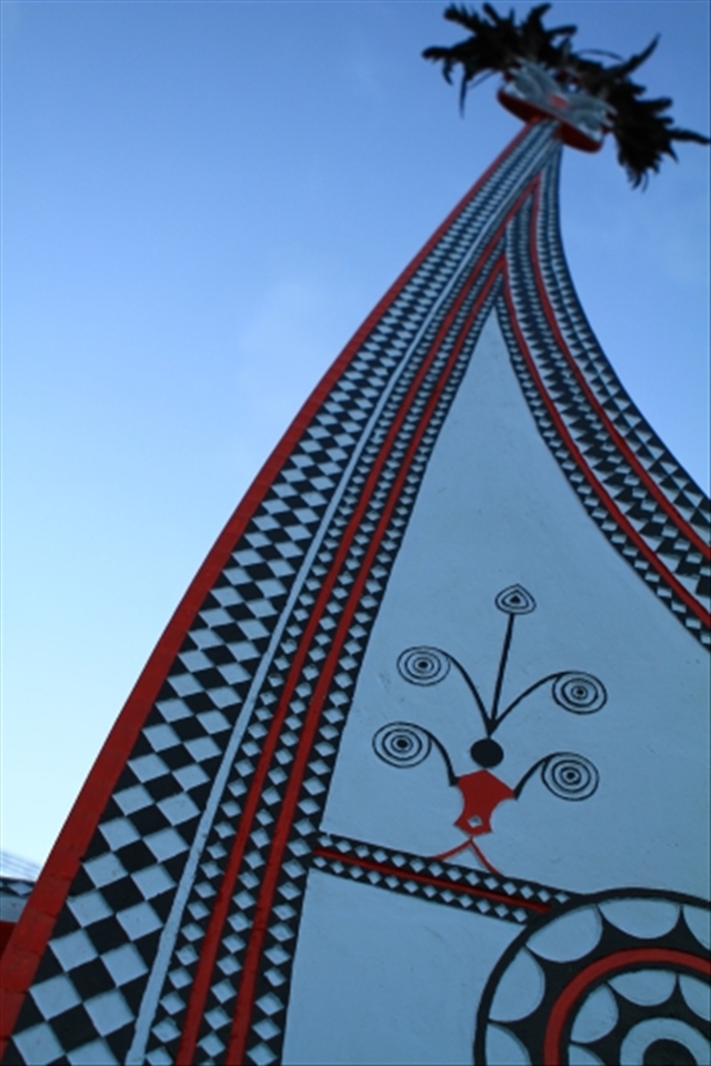 The carved symbols and geometric designs carry great meaning to the Tao fishing community. Red, white and black are the only colors used on a traditional Ping-Ban-Zhou. Red was originally from the fine island earth, rich in iron oxide, black from the carbon of the cooking fires, and the white of calcium oxide from burning sea shells, usually of the giant clam (Tridacna gigas).
 
The person-like symbol represents the family accompanying the fisherman to bring him comfort and prevent him from ever being alone while fishing in the vast ocean. This is particularly reassuring for the individual in his one man boat.

The radiating, sun-like symbol, represents the eyes of the Ping-Ban-Zhou to ensure the fishermen will find the right direction to the huge schools of flying fish and be able to return safely home. 

This photograph shows these two most significant symbols for the fishermen.
