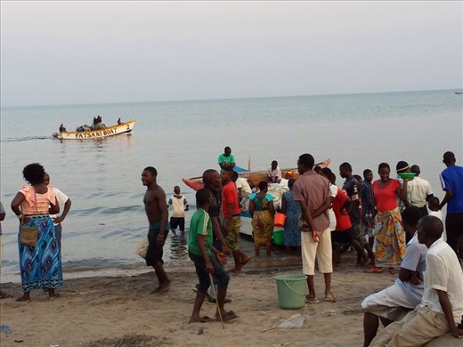 Incredible two evenings watching the boats return from a day of net fishing for anchovies. Must have been a1000people on the beach.