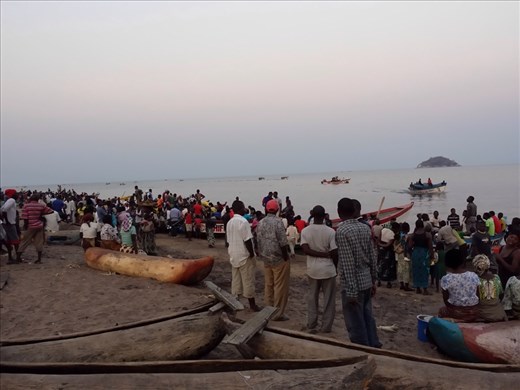 Amazing scene on the beach, there is some type of auction for the fish. Some folks taking small bowls of fish for dinner and others large buckets for processing.