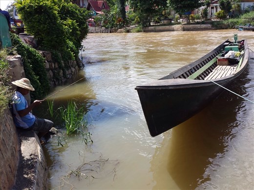 Nyaungshwe. Watched him for a few minutes, no fish.