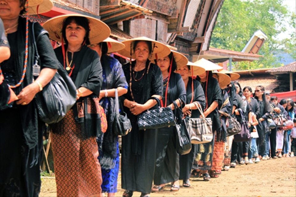 Hundreds of people from neighborhood villages attend the ceremony