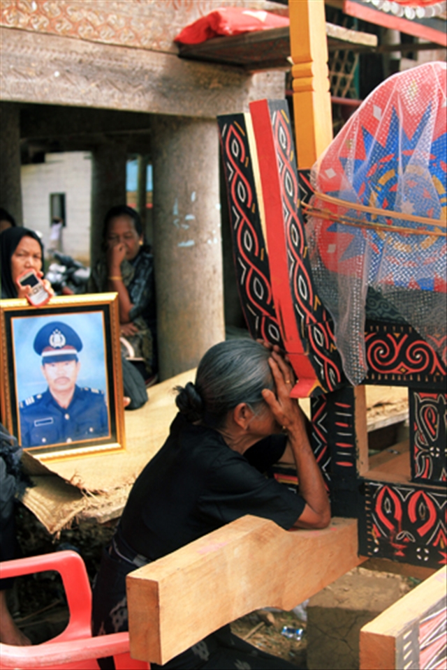 Toraja: the woman mourning for her late brother who passed away a year ago