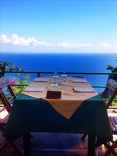 A beautiful lunch on the island of Capri 