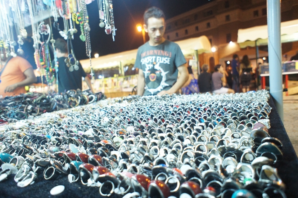 Fingers crown on the Roman streets