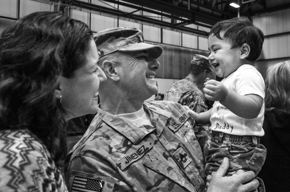 Laura smiled as she watched Leonardo try to understand that the man in front of him was the same face he used to see at night on a computer screen. Father, mother, and son are finally back together as a family.