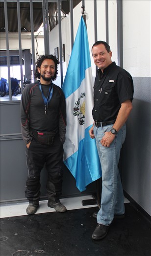 Quique amigo motociclista quien amablemente nos alojó en su casa en la ciudad de Guatemala