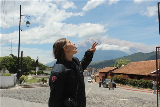 El volcán de Agua, Antigua Guatemala, Guatemala, también conocido como Hunahpú por los mayas había entrado en actividad el 13 de septiembre. Muchas personas al igual que nosotros estaban sacando fotografías y hasta ese momento no lo sabíamos pero era una conmoción porque había pasado un tiempo considerable sin que emanara humo de su cima. Ya habían evacuado algunos pueblos de la región cercanos a la zona.