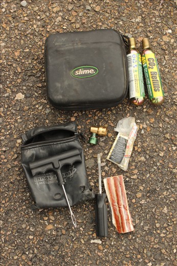 En la ruta 135 kilometro 128 antes de Tehuacán ponchamos una cubierta trasera (pinchado goma). Hicimos videos y fotos de ese momento en que por primera vez en todo el viaje de 15 meses entre ida y vuelta desde México hasta Argentina había ponchado a un día de llegar a destino. 