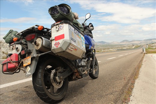 En la ruta 135 kilometro 128 antes de Tehuacán ponchamos una cubierta trasera (pinchado goma). Hicimos videos y fotos de ese momento en que por primera vez en todo el viaje de 15 meses entre ida y vuelta desde México hasta Argentina había ponchado a un día de llegar a destino. 