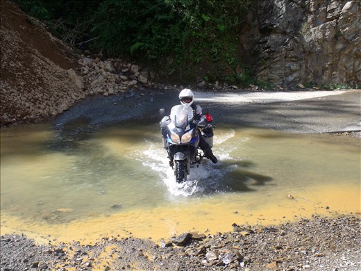 Entre Santa Rosa y Santa Teresa hay un único camino que no tiene que envidiarle nada al camino de la muerte en Bolivia: es angosto en partes un solo carril,  de tierra floja, con precipicios y muchos arroyos algunos caudalosos cruzan el camino.