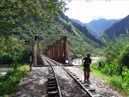 DESDE LA HIDROELÉCTRICA CERCANA A SANTA TERESA CAMINANDO HASTA AGUAS CALIENTES
Desde allí o tomas el tren o caminas. Nosotros habíamos decidido por una parte no pagar usd 35 por 40 min de tren; y por otra disfrutar del recorrido caminando al lado de las vías del tren rodeados de la vegetación y el río. Nos llevó 2hs llegar a Aguas Calientes. 