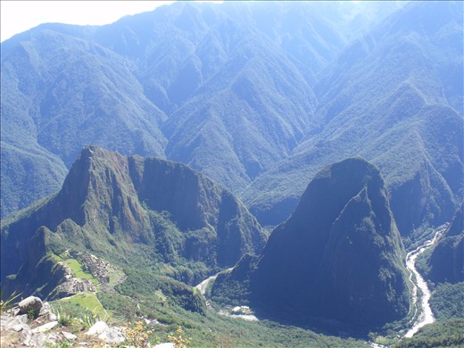 Es conveniente hacer temprano la montaña de Machu Picchu porque sino mas tarde hace mucho calor. Nos tomó 1,30hs subir hasta la cima todo en subida. Desde allí se tiene desde arriba una vista panorámica de las ruinas y del paisaje que también aporta mucho a que Machu Picchu sea la maravilla natural que es. De bajada fue 1hs más.