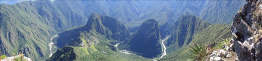 Es conveniente hacer temprano la montaña de Machu Picchu porque sino mas tarde hace mucho calor. Nos tomó 1,30hs subir hasta la cima todo en subida. Desde allí se tiene desde arriba una vista panorámica de las ruinas y del paisaje que también aporta mucho a que Machu Picchu sea la maravilla natural que es. De bajada fue 1hs más.