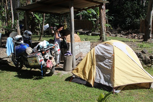 En Santa Teresa fuimos hasta el camping y canopy Cola de mono. Lo bueno de este lugar es que el dueño es motociclista, entiende las necesidades y las brinda. Es así que uno puede dejar la moto en el camping mientras va a hacer las  ruinas de Machu Picchu.