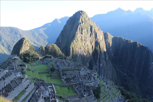 Casi a las 7am aproximadamente salió el sol de atrás de las montañas y se pudo ver parte de lo que en el solsticio de invierno el 21 de junio forma una cara humana perfecta.