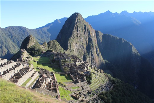 Casi a las 7am aproximadamente salió el sol de atrás de las montañas y se pudo ver parte de lo que en el solsticio de invierno el 21 de junio forma una cara humana perfecta.