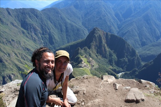 Es conveniente hacer temprano la montaña de Machu Picchu porque sino mas tarde hace mucho calor. Nos tomó 1,30hs subir hasta la cima todo en subida. Desde allí se tiene desde arriba una vista panorámica de las ruinas y del paisaje que también aporta mucho a que Machu Picchu sea la maravilla natural que es. De bajada fue 1hs más.