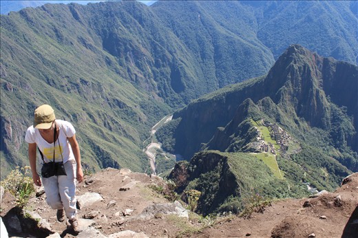 Es conveniente hacer temprano la montaña de Machu Picchu porque sino mas tarde hace mucho calor. Nos tomó 1,30hs subir hasta la cima todo en subida. Desde allí se tiene desde arriba una vista panorámica de las ruinas y del paisaje que también aporta mucho a que Machu Picchu sea la maravilla natural que es. De bajada fue 1hs más.