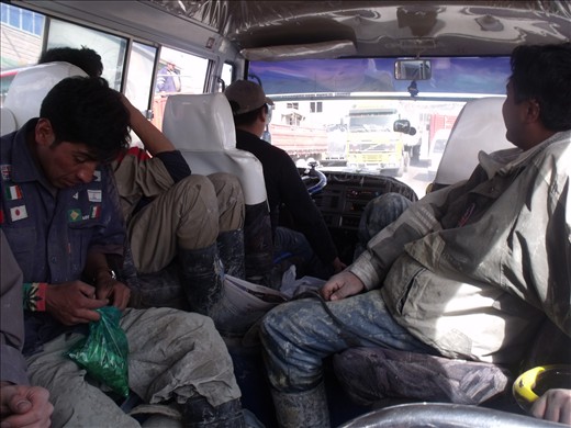 La experiencia comenzó cuando pasaron a buscarnos por el hostel donde estábamos alojados. Desde allí nuestro guía, llamado Oscar, junto con otros mineros o ex mineros nos fueron introduciendo en la cultura propia de ser minero en Potosí