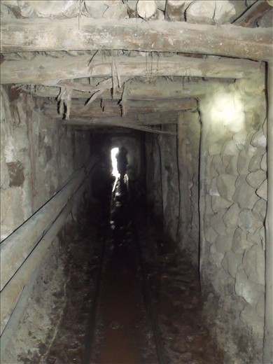 Saliendo del túnel de la mina del Cerro Potosí