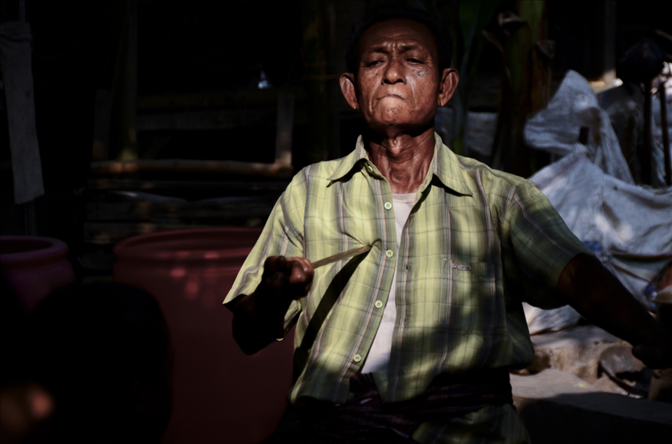 the groom's father shows off an intense dance. According to tradition, he drank a glass of blood mixed with oil, and danced in a kind of trance with a dagger on his chest. This symbolizes that he'll take away his son's spiritual pain for a bright future in a new life.